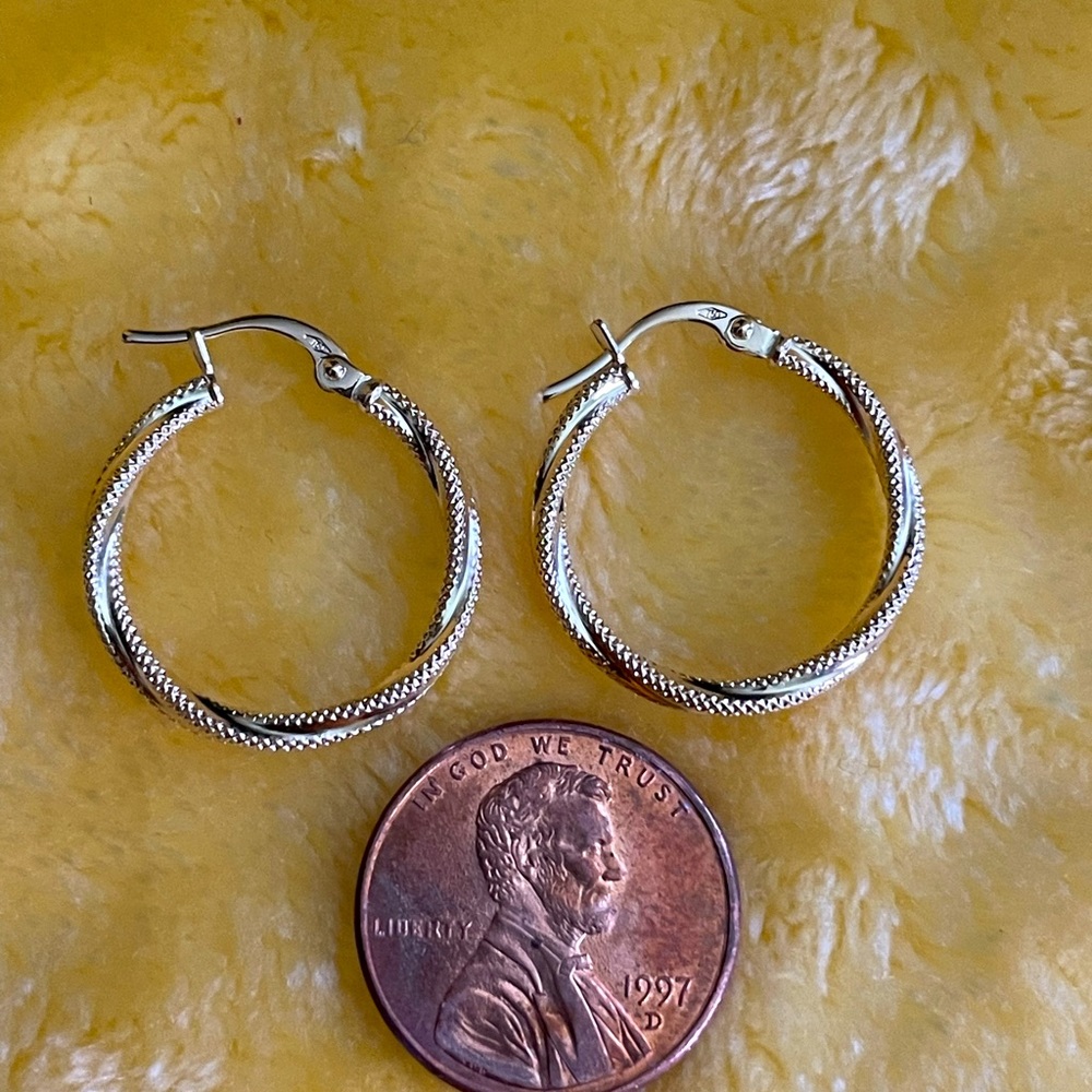 Solid 18k Yellow Gold Hoop Earring - image 3